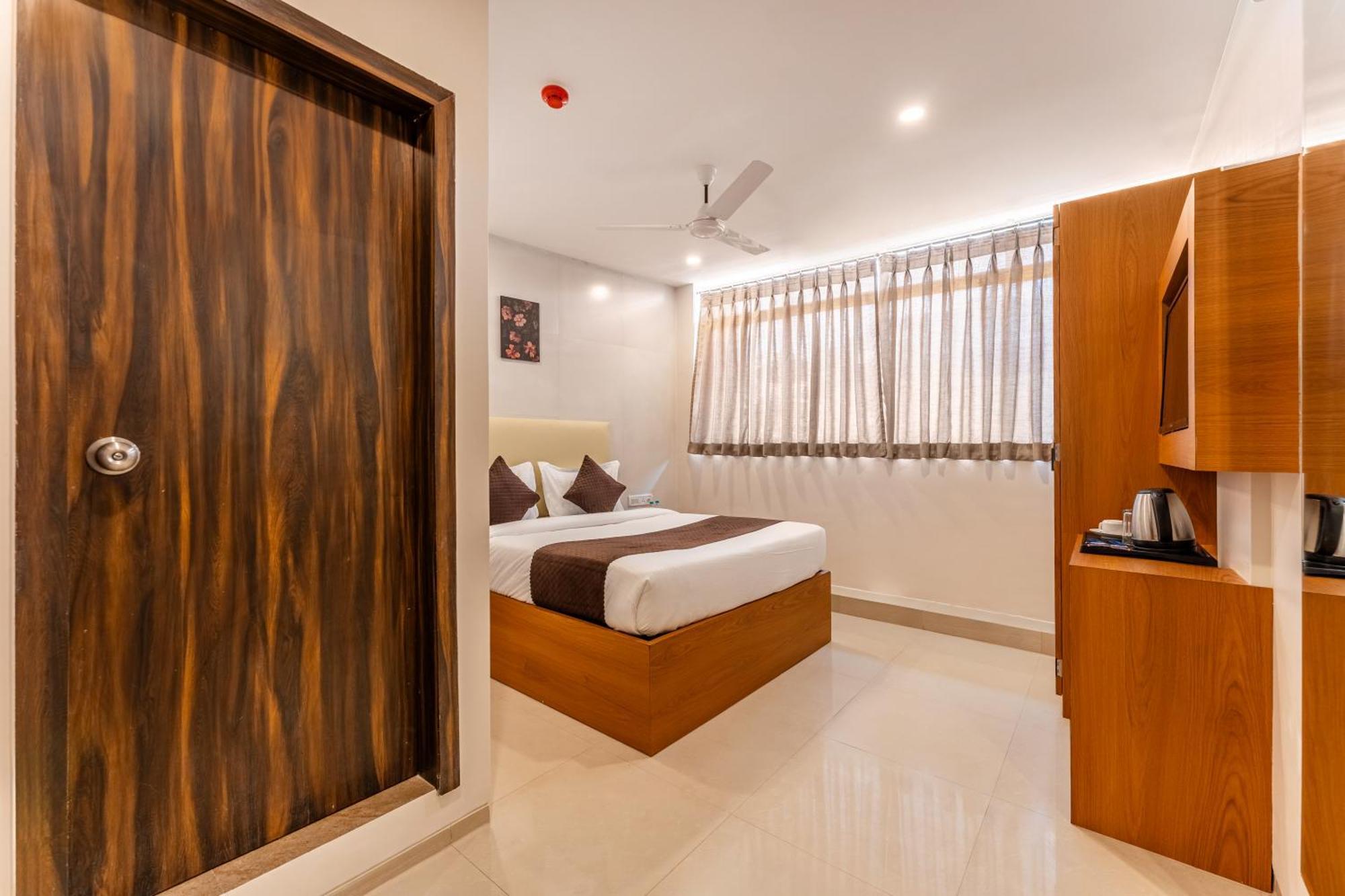 Metropolis Business Hotel Panadzsi Kültér fotó